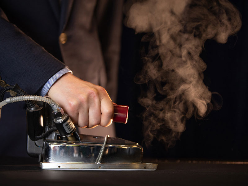 蒸汽发生器在服装熨烫中能做什么？(图1)